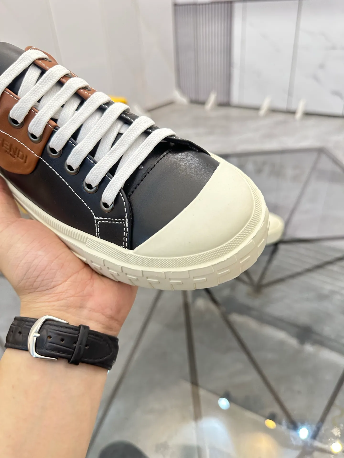 Selling men's shoes 💰: 💰P440¥ Product trademark: Fendi* "Fendi*" low-top casual shoes Regular size: 38-44 (can be customized to 45) Product materials: imported cowhide upper, sheepskin lining, original outsole. No.:6735
